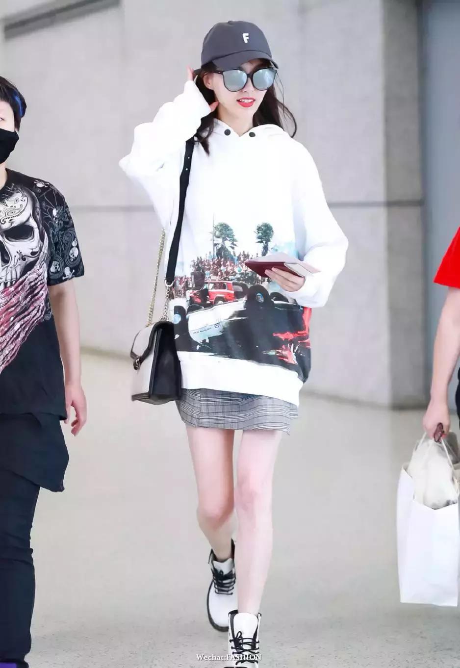 卫衣配什么裙子好看春天,卫衣裙子怎么搭配才好看