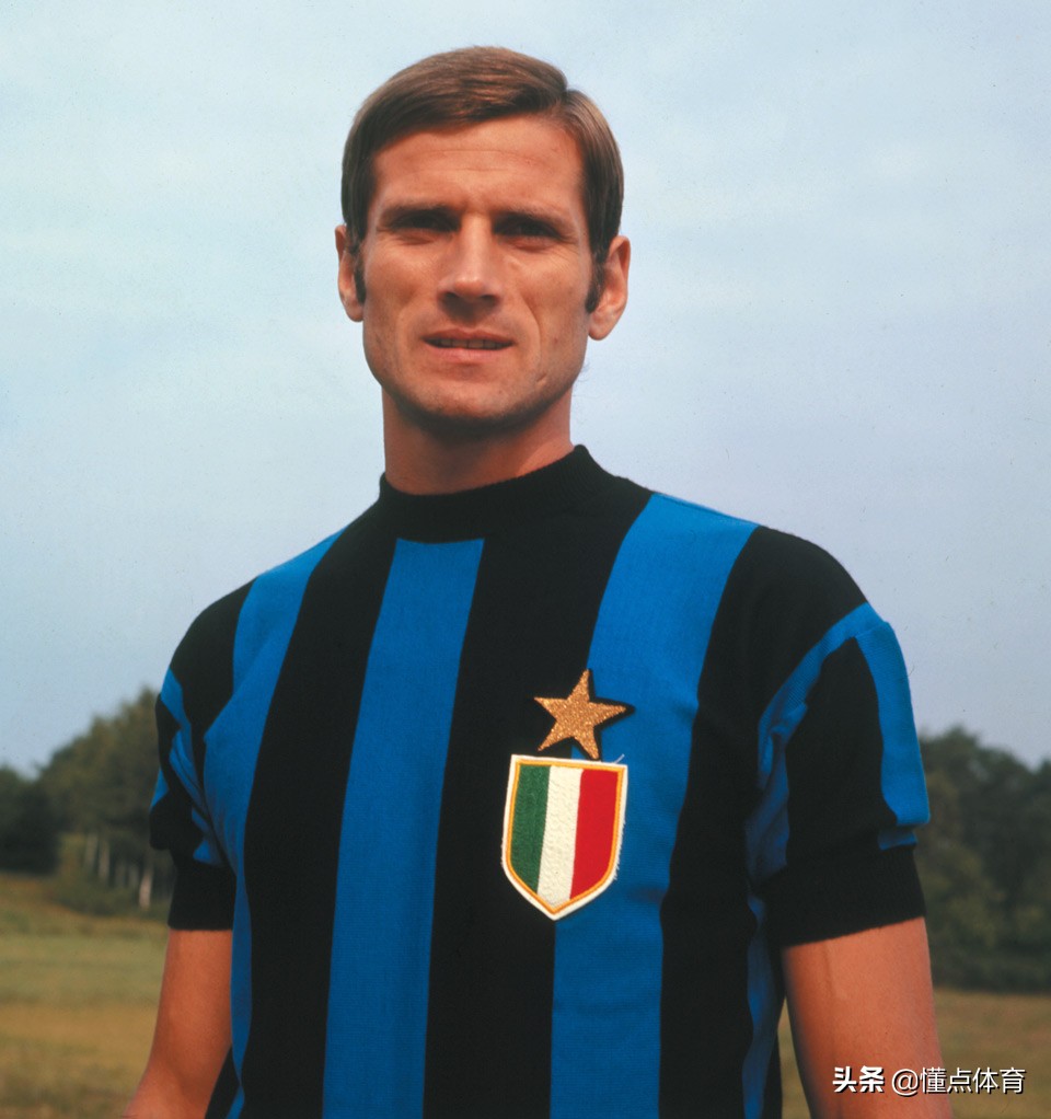 10大已经退役足坛的球星,被三支球队退役球衣的球星