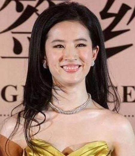 明星的缺陷：范冰冰的屁股，赵丽颖的脚，而她却天生没有子宫