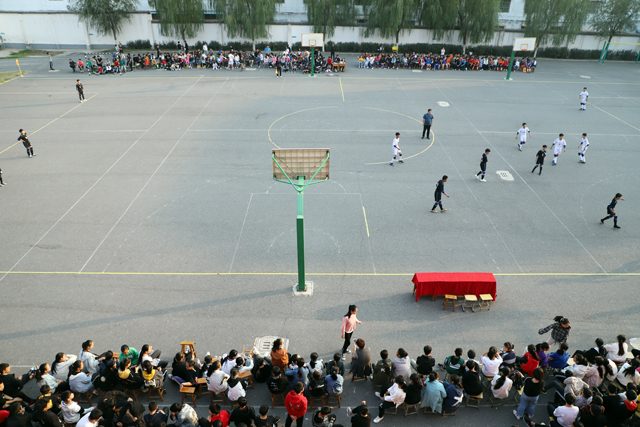 激发足球兴趣,激发学生的体育热情