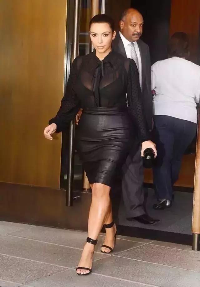 夏天透的衣服里面穿什么内搭,什么样的衣服夏天穿最有质感