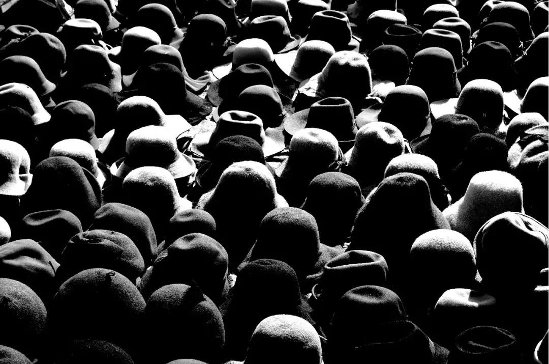 纸上的光影和字：6月30日，来看中国20位诗人的街拍摄影展