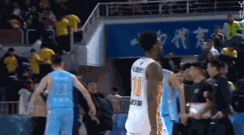 cba三个违体犯规禁赛1场,cba骂裁判名场面王哲林