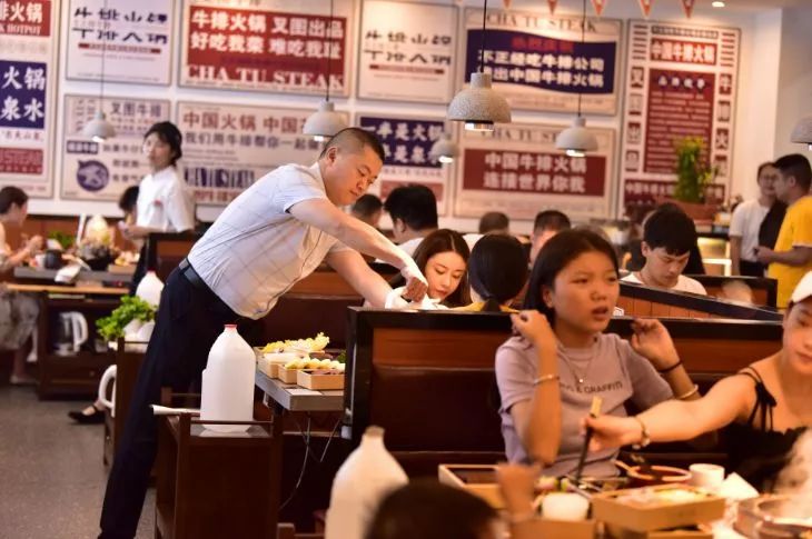 用刀叉吃牛排和汉堡,用刀叉吃火锅