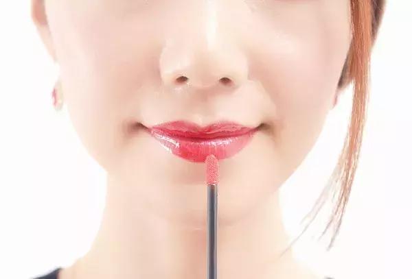 张韶涵口红色号春晚,张韶涵3ce口红