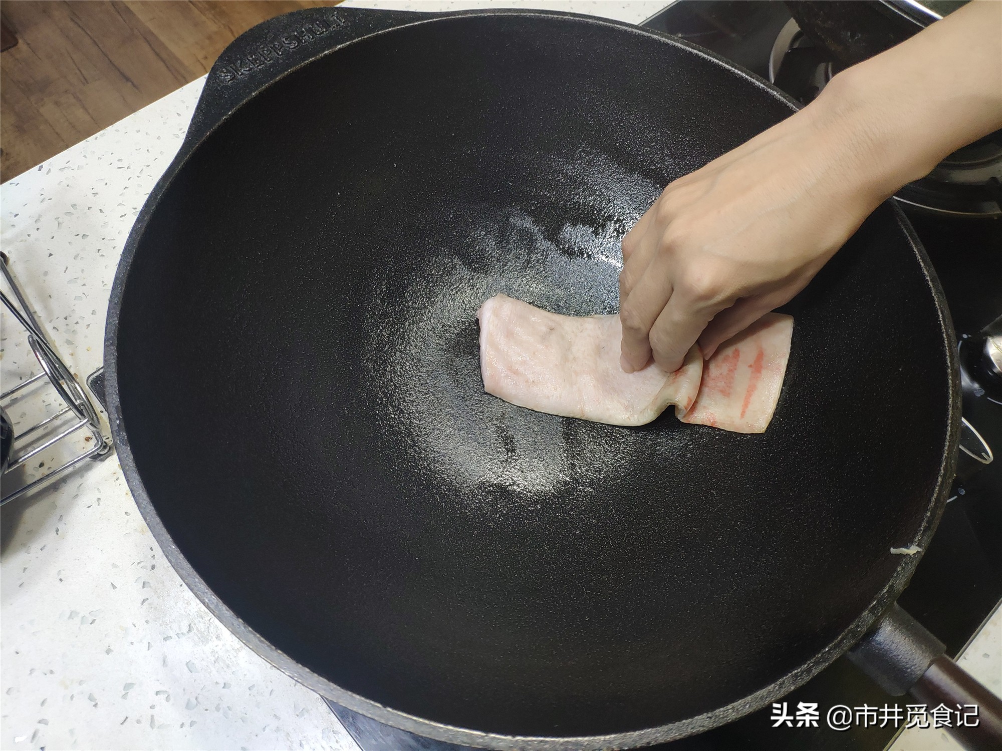 铁锅开锅方法怎么才不粘锅,新锅的正确开锅方法家用铁锅