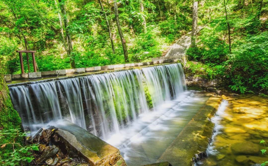 水厂卖一瓶水能赚多少钱,开一个水厂一年能赚多少钱