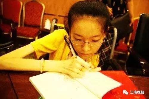 暖！周明珠为脊柱侧弯女孩发起医疗床募集