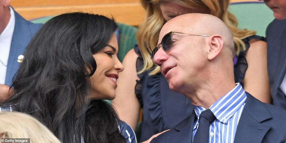 亚马逊CEO情人面前迫不及待,看台变身初恋男,狂亲桑切斯一整天