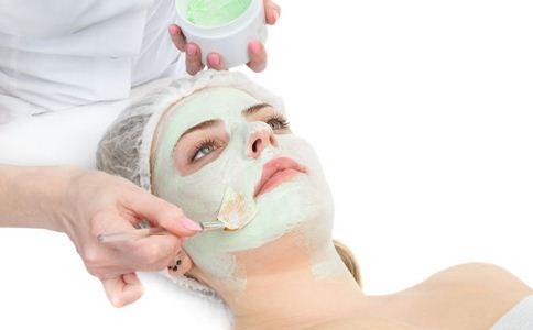 早晨面膜敷完要洗脸吗,白天敷面膜的最佳时间和正确方法