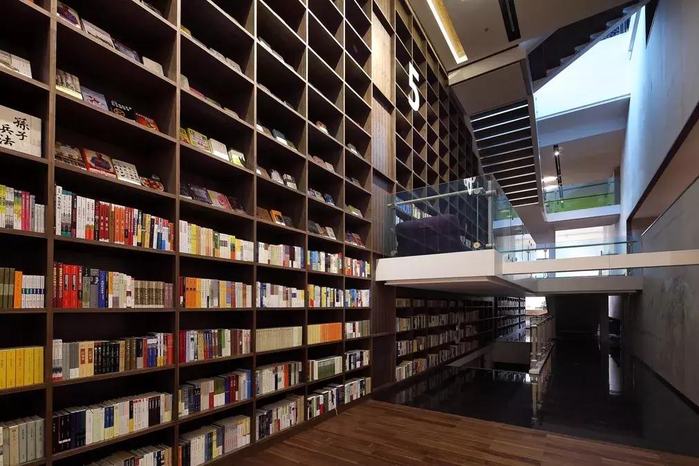 北有阿那亚社群，南有册之丘社群，后者60%研究生以上学历