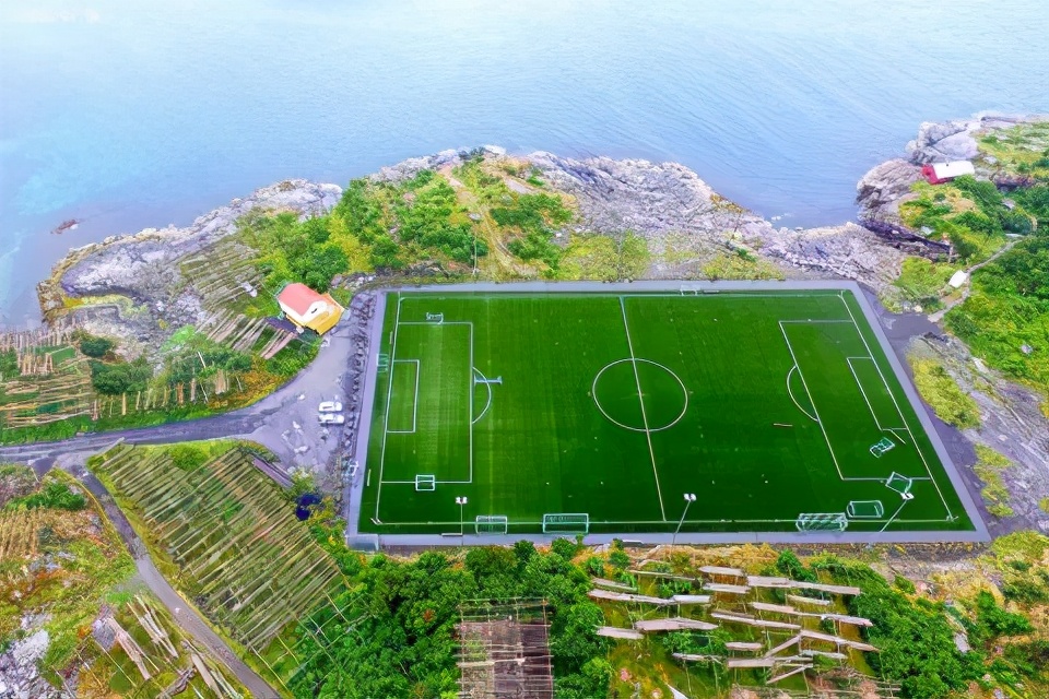 它建在只有30公顷的小岛上，网友：一脚就踢到海里了