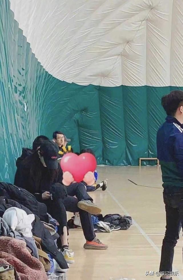 偶遇鹿晗关晓彤穿情侣装吃火锅,偶遇关晓彤和她合影