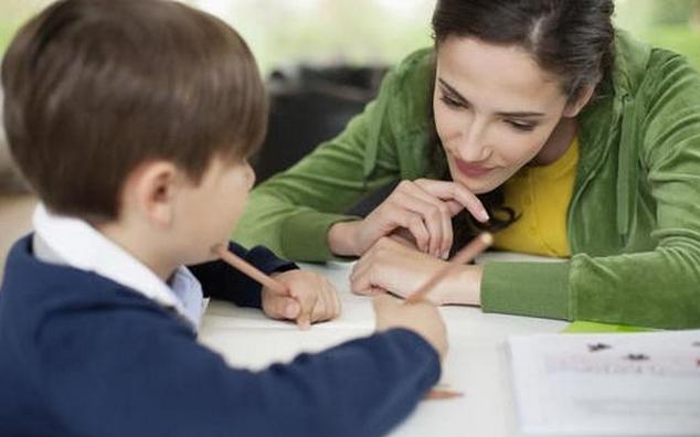 小孩吃饭被大人训好吗,孩子吃饭时挨训