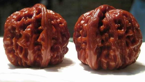 文玩核桃酱色到红色需要盘多久,什么品种的文玩核桃盘出来最漂亮