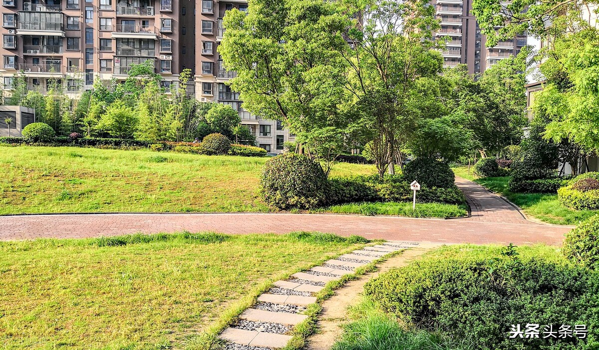 物业保洁在小区要交物业费,物业保洁员对业主负责什么