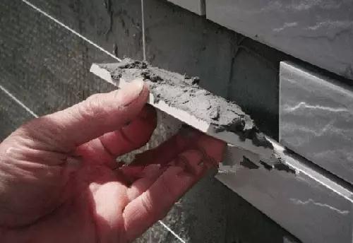 墙面瓷砖脱落用强力胶能粘牢吗,厨房墙面瓷砖脱落怎么处理