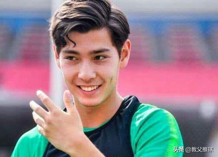 中国足球帅哥张玉宁申花获奖,中国足球锋霸张玉宁