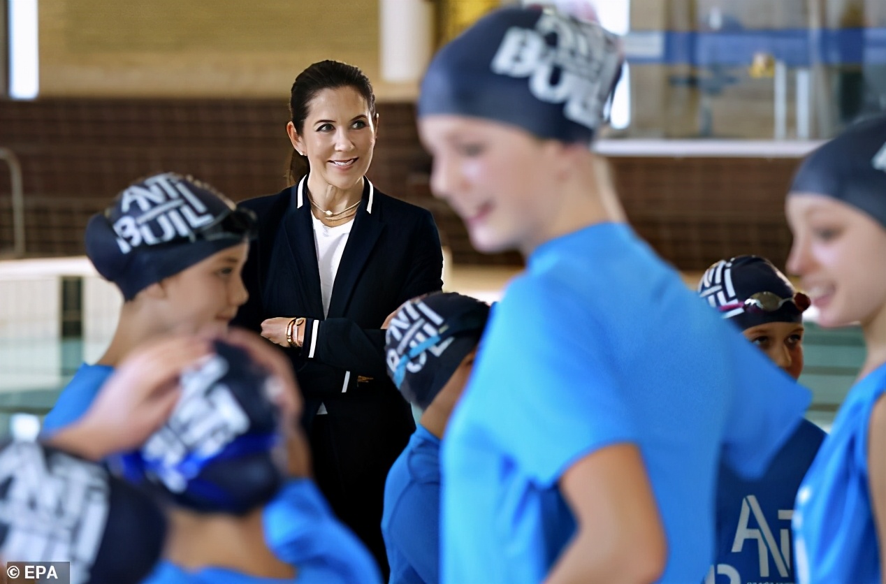 丹麦王储妃玛丽黑色西服,丹麦王储妃玛丽出席会