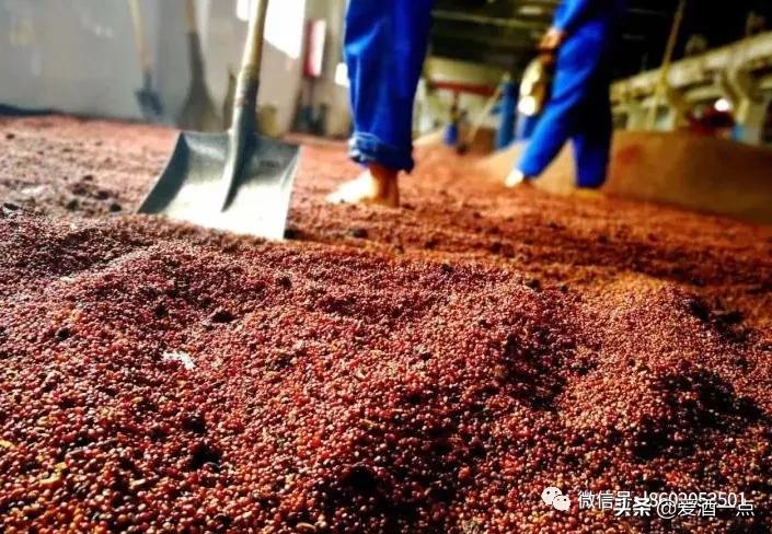 白酒为什么会从黄色变成无色,白酒呈黄色是真酒吗