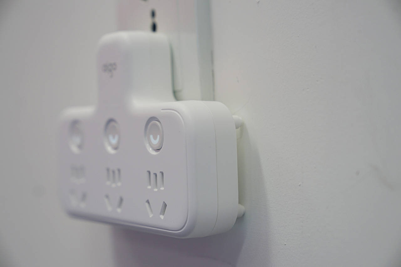 插座不够用再开多一个插座怎么装,插座不够用一个转换器就能搞定