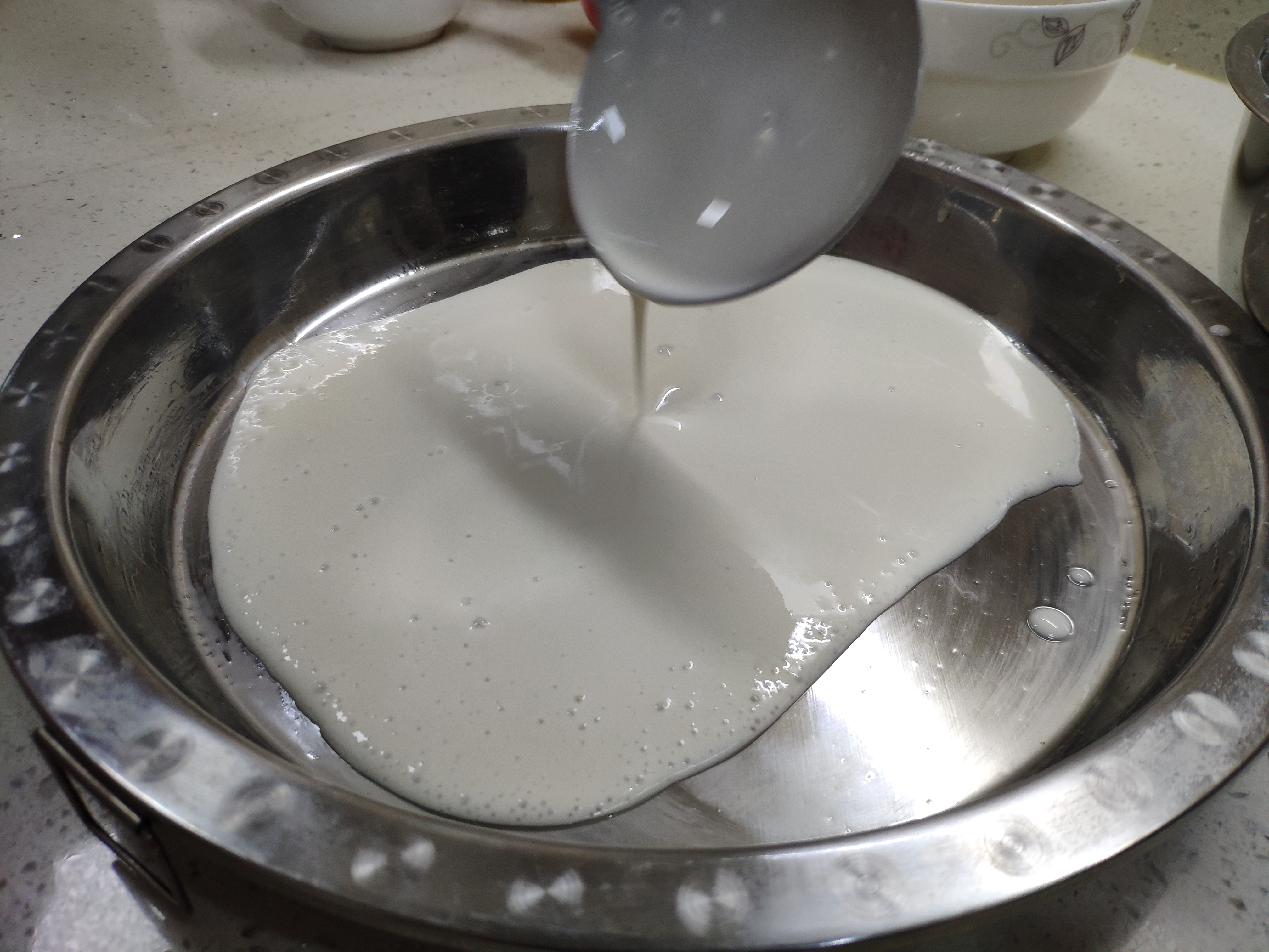 电动打蛋器做凉皮视频教学,用小苏打怎么做凉皮窍门