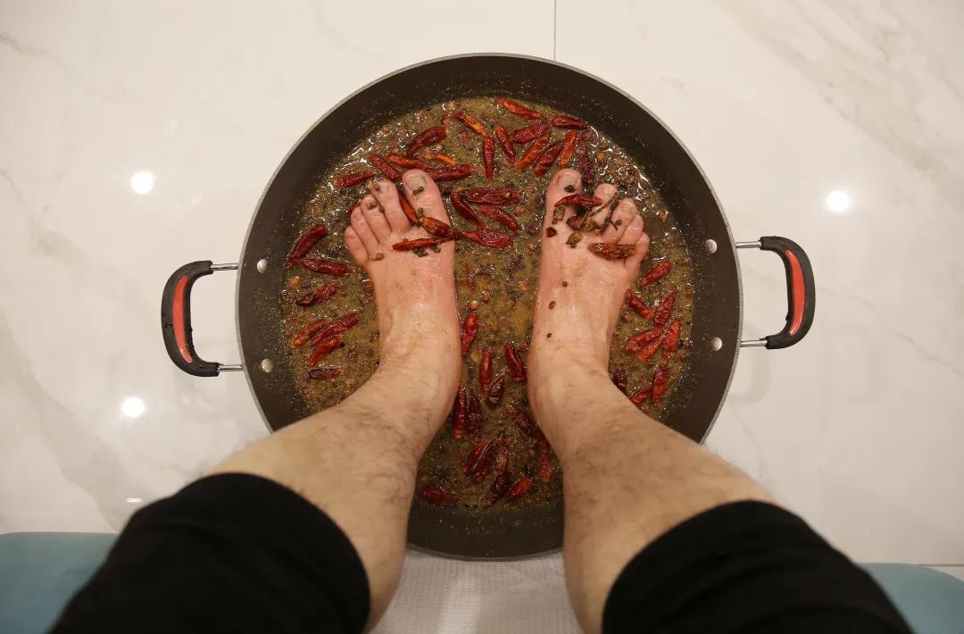 年轻人，你这不是泡脚，你这是卤猪蹄