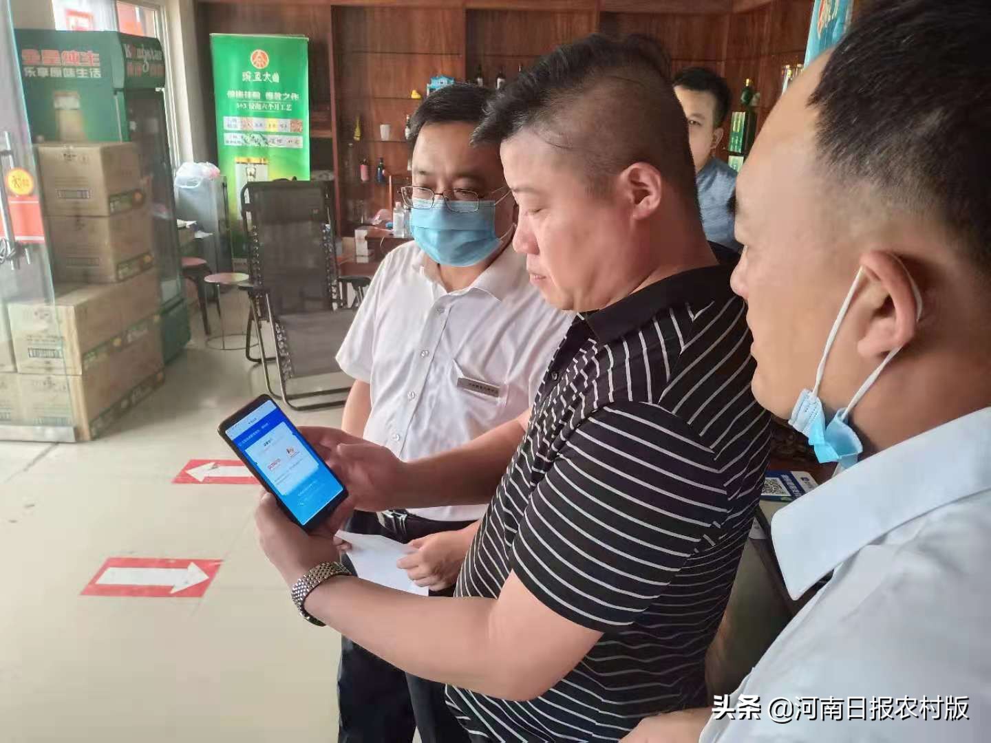 足不出户办理*款贷**业务，客户可凭一张身份证，实现三分钟授信、放款，安阳农信系统推出线上*款贷**产品安信e贷