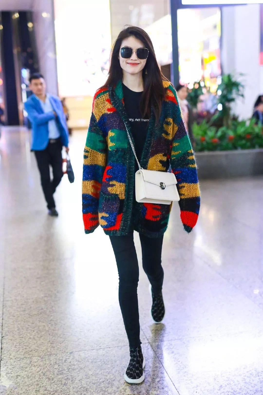 刘雯何穗个人简介,刘雯何穗奚梦瑶走秀视频