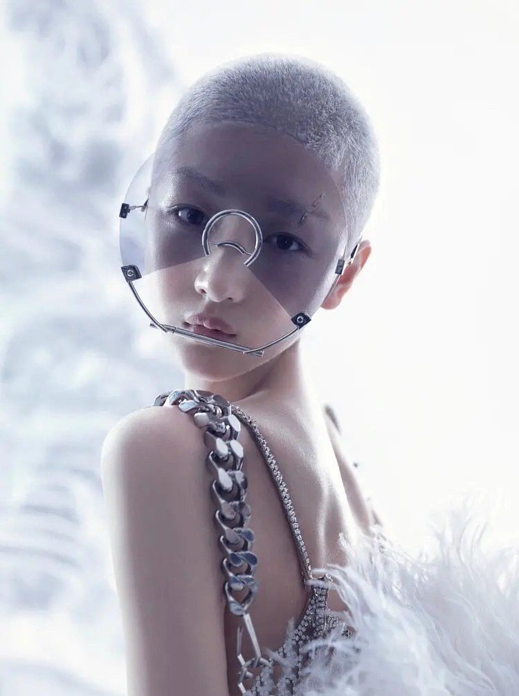 周冬雨银灰色寸头时尚感爆棚,周冬雨短发寸头