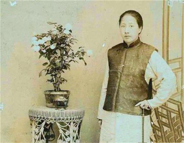 秋瑾：放弃做官太太，为封建女性发声倡导革命，死前曾遭丈夫家暴