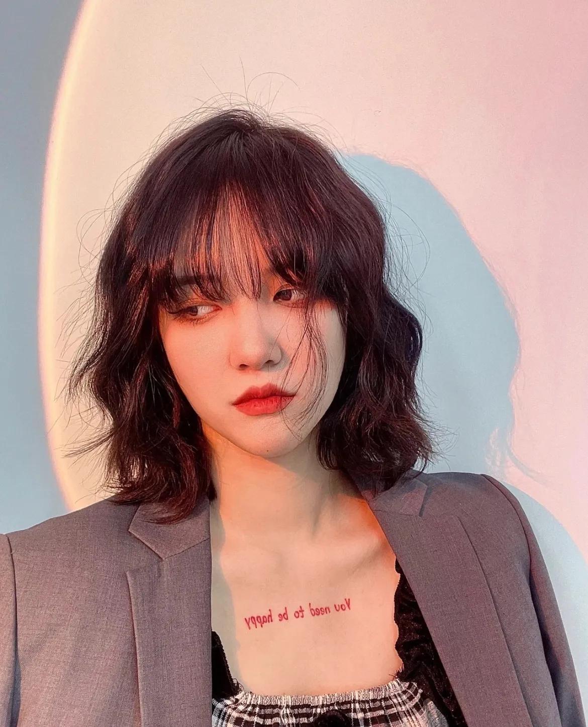 适合小脸的烫发中短发夏季,这个季节最流行的短烫发