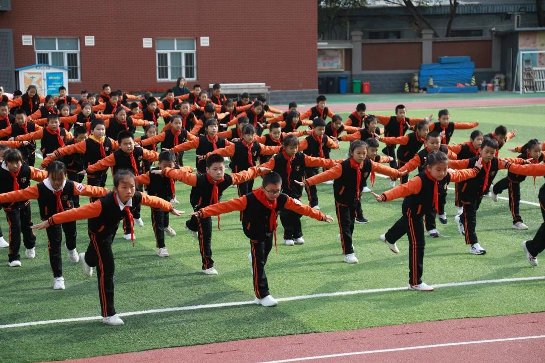 小学生课间操简单广场舞,小学生课间操斗牛舞