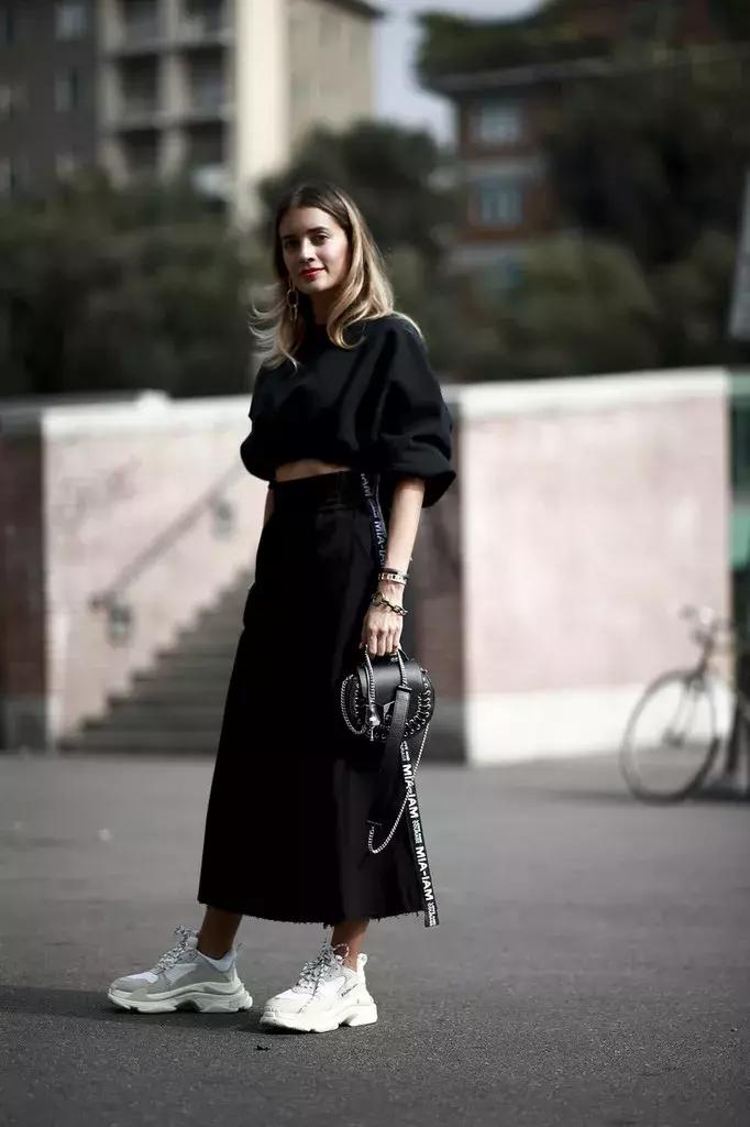 天气回暖怎么穿?裙子+运动鞋是时尚人群中热度最高的搭配法则