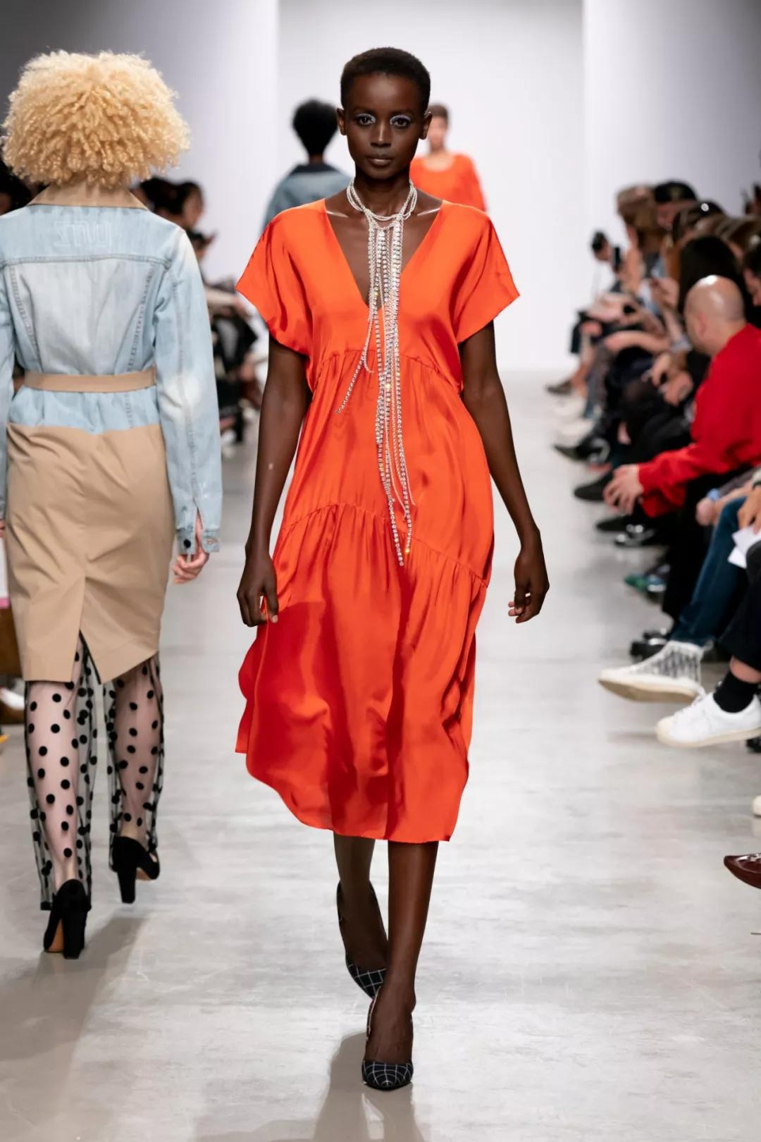 2020流行什么颜色的衣服,今年最流行的衣服颜色是什么颜色