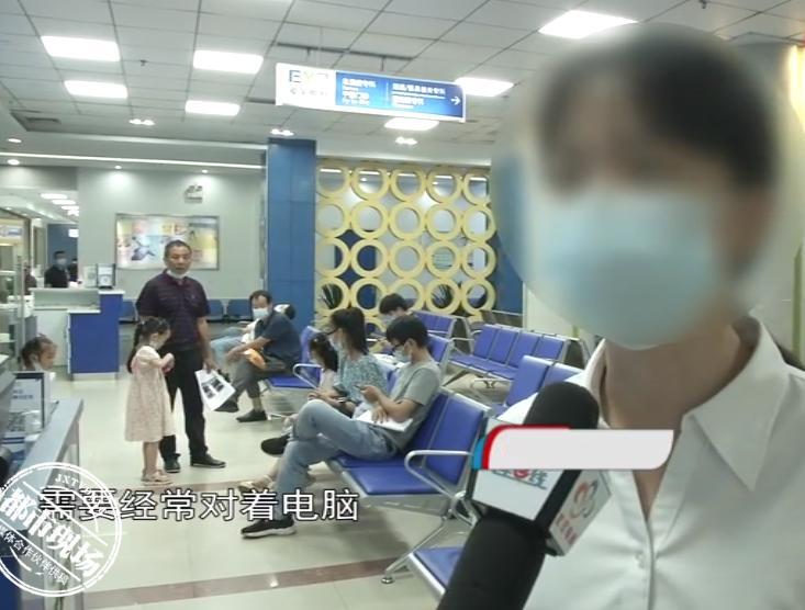 女子眼睛挤出牙膏,女子眼皮里挤出牙膏