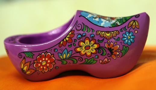 穿着木鞋前进的荷兰人