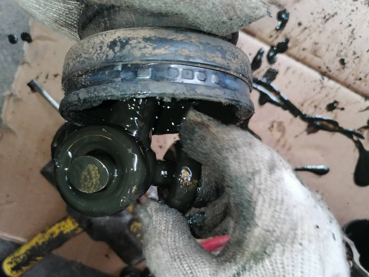 奇骏半轴球笼漏油的后果,奇骏半轴球笼坏了