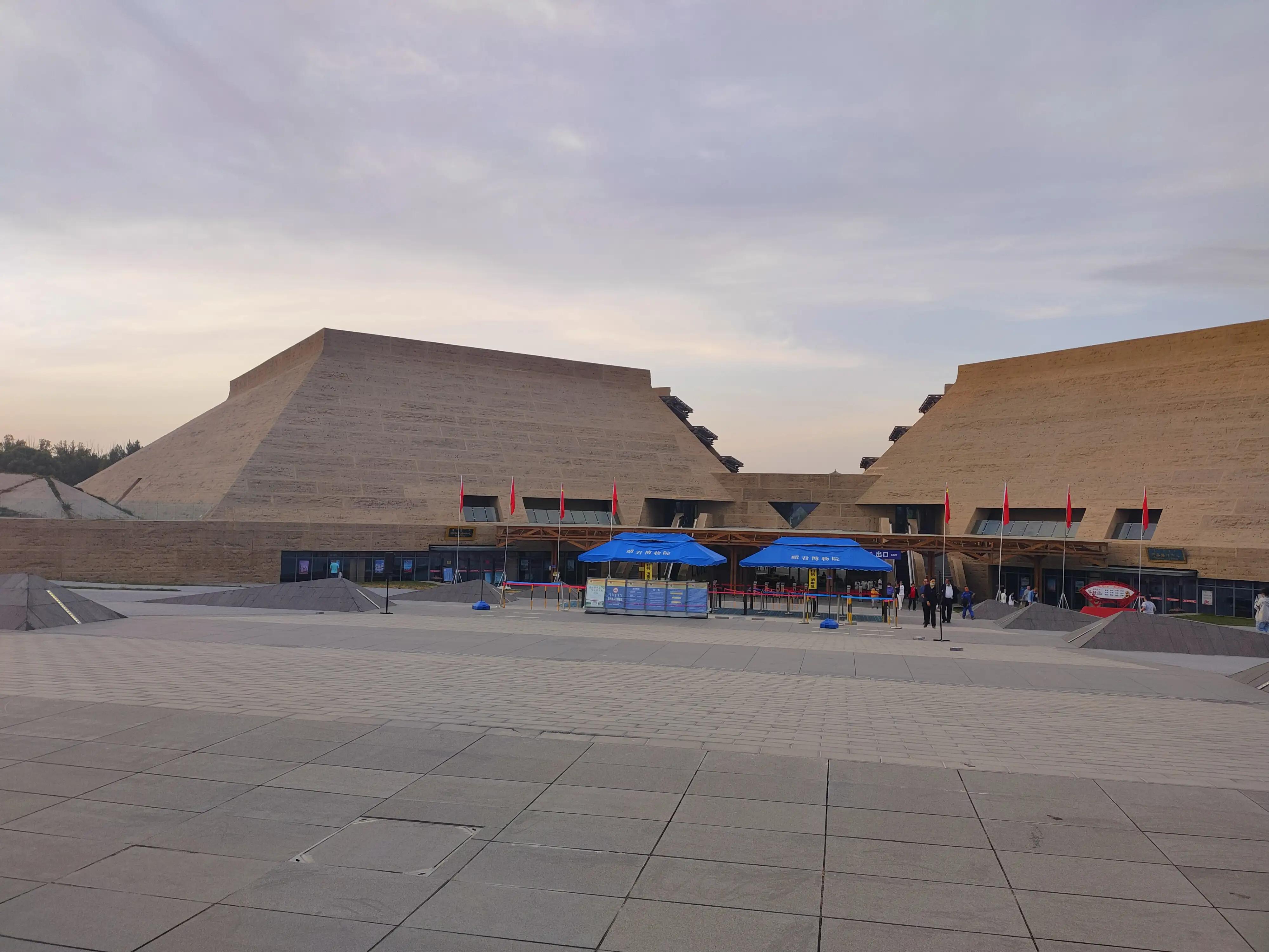 中国最大的汉墓之一~~《昭君墓》之王昭君