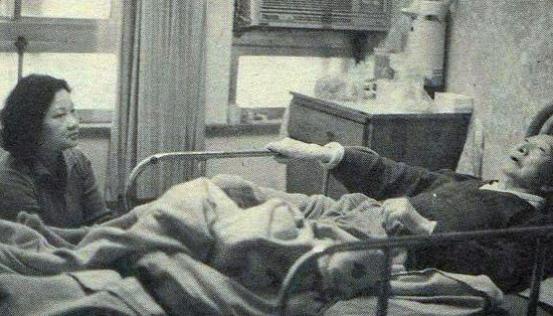 *情纵**声色的古龙，在痛饮一瓶XO后吐血两盆，彻底陷入昏迷