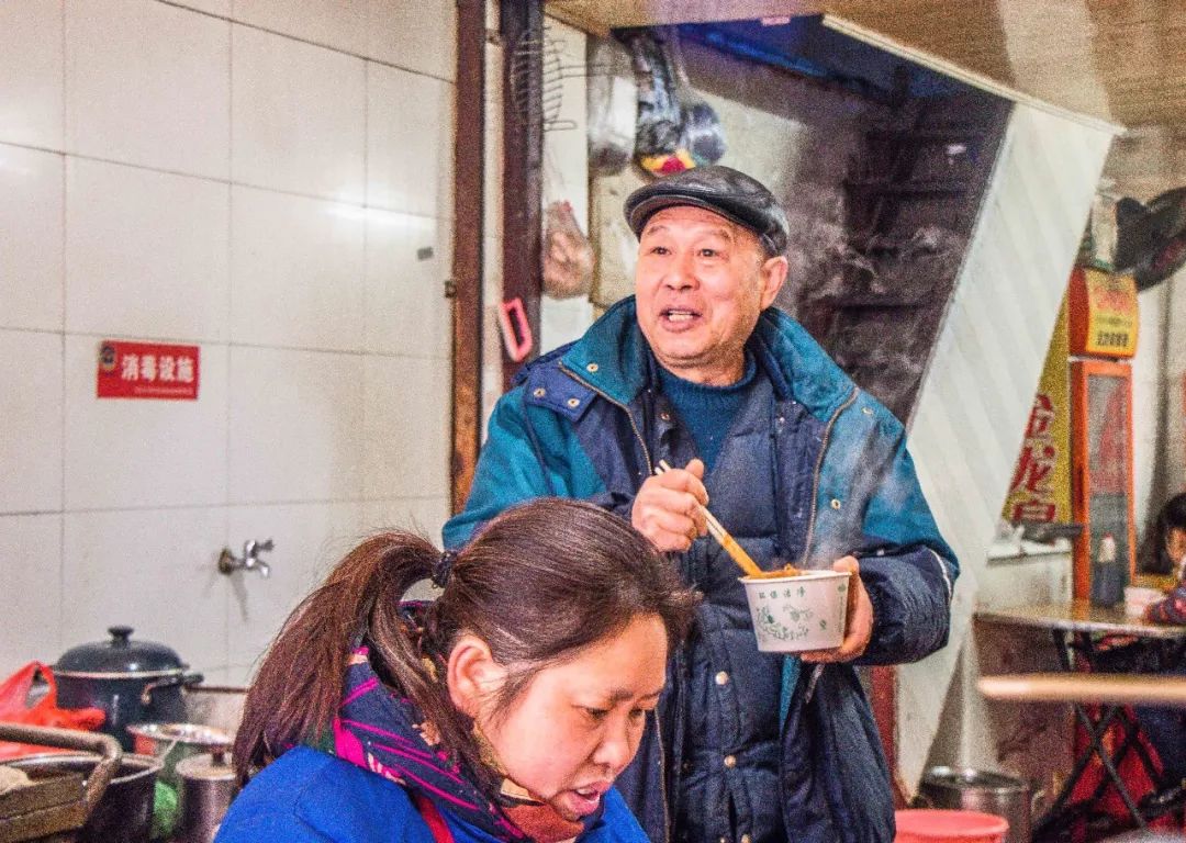 排队两小时，吃饭十分钟？传说中的老字号，真的值得排队吗？