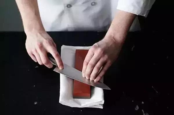 家里菜刀钝了怎么办?4个方法,轻松让它变得跟新的一样锋利