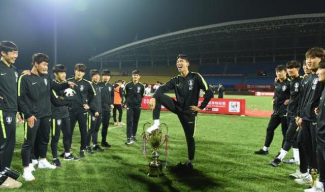 脚踩熊猫杯的韩国人,韩国球员赢中国脚踩熊猫杯