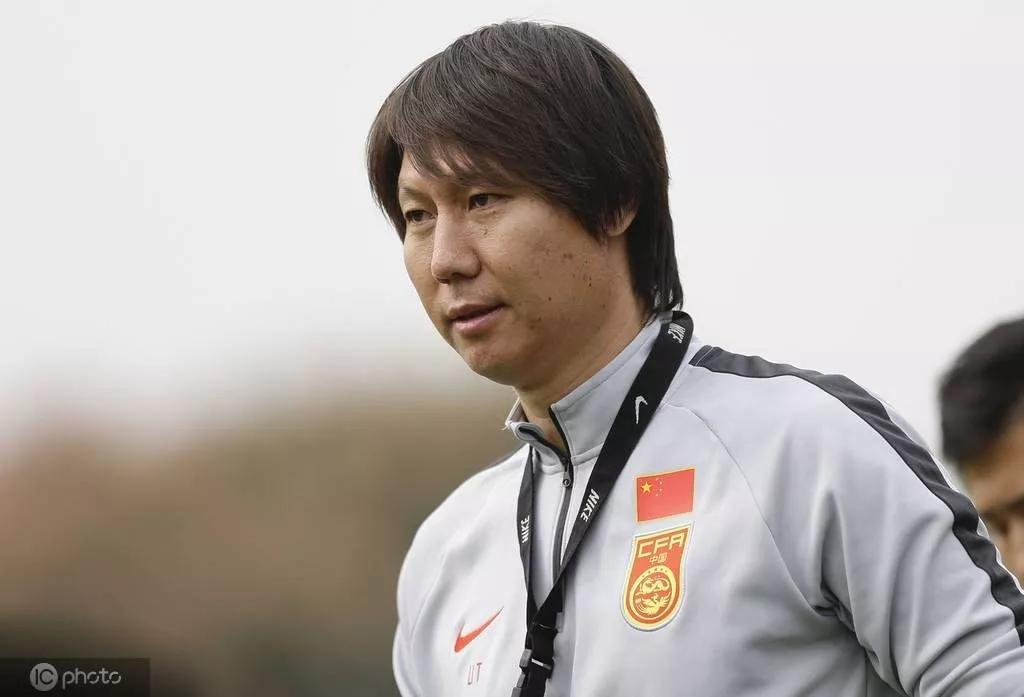 李铁带领的国足能打申花吗,李铁带国足打过正式比赛吗