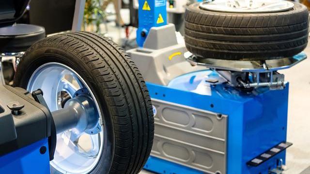 小车开到120迈方向盘抖动什么原因,时速60码方向盘抖动是什么原因