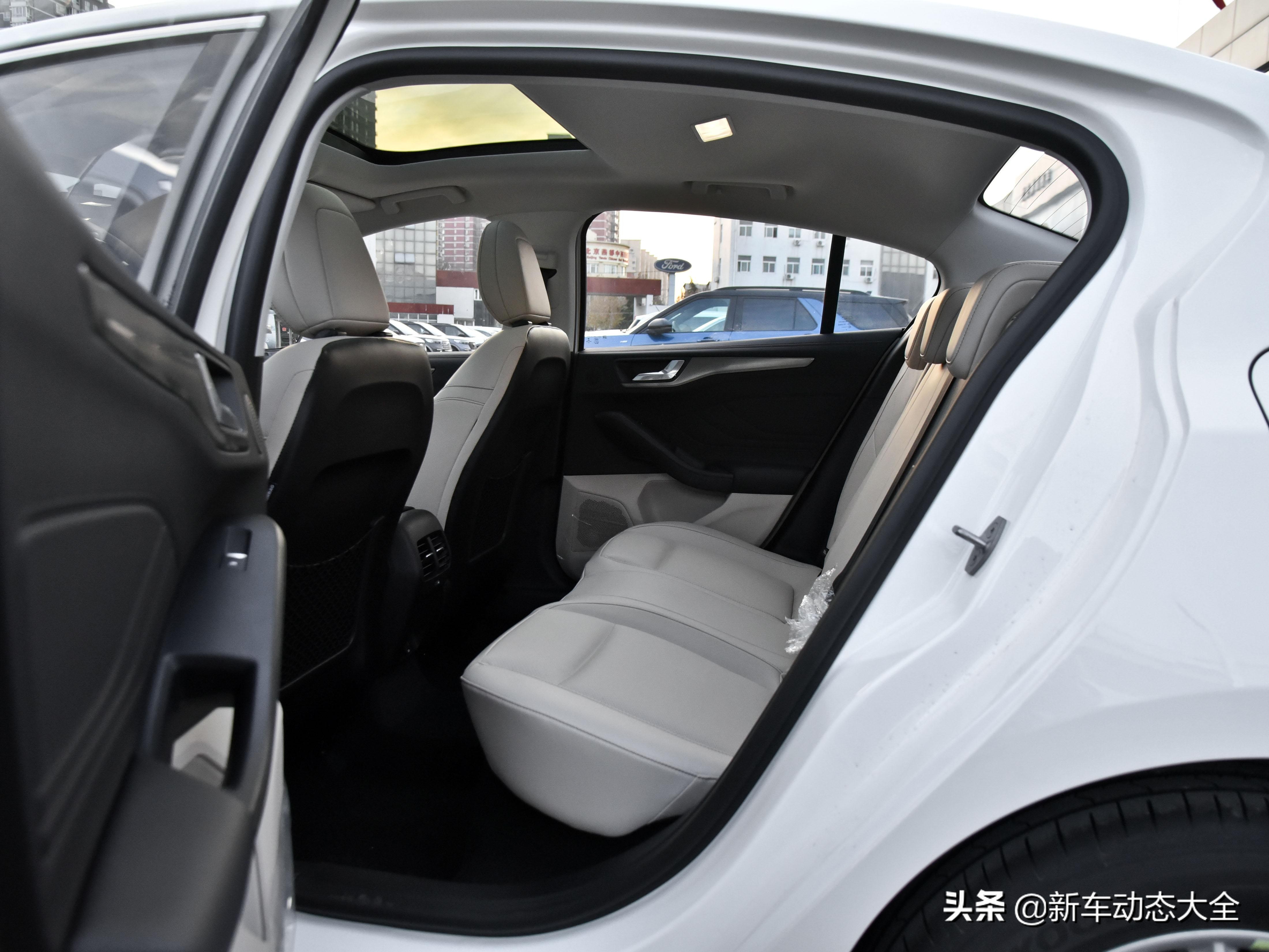 三厢版本合资家轿，低油耗底盘稳用料好，实拍福克斯