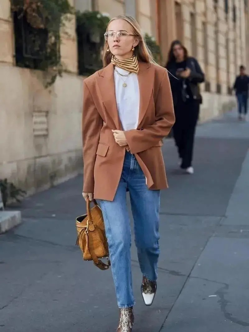 丝巾有什么时髦的使用方法,夏天系丝巾怎样发朋友圈