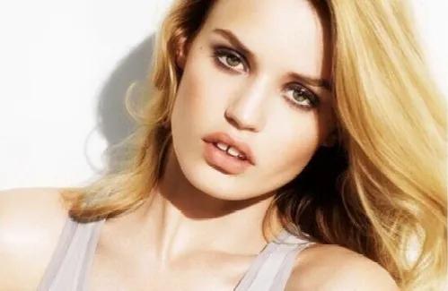 牙齿的缝隙越来越大咋办呢,50岁牙齿缝隙越来越大怎么办