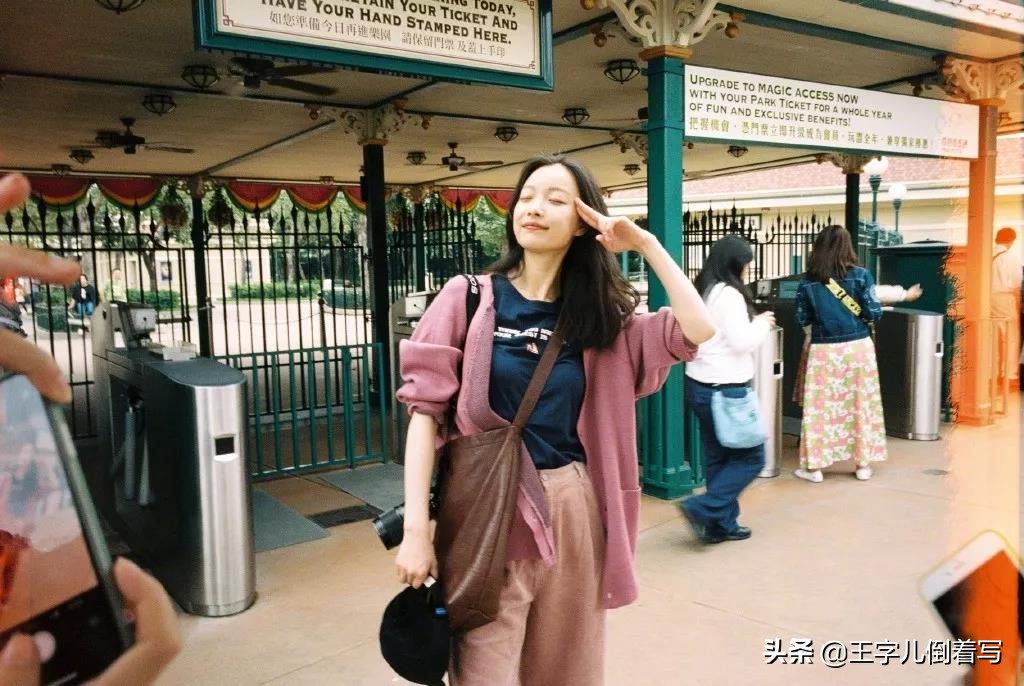 女生怎么摆pose怎么拍照好看,小女孩拍照如何摆pose戴帽子