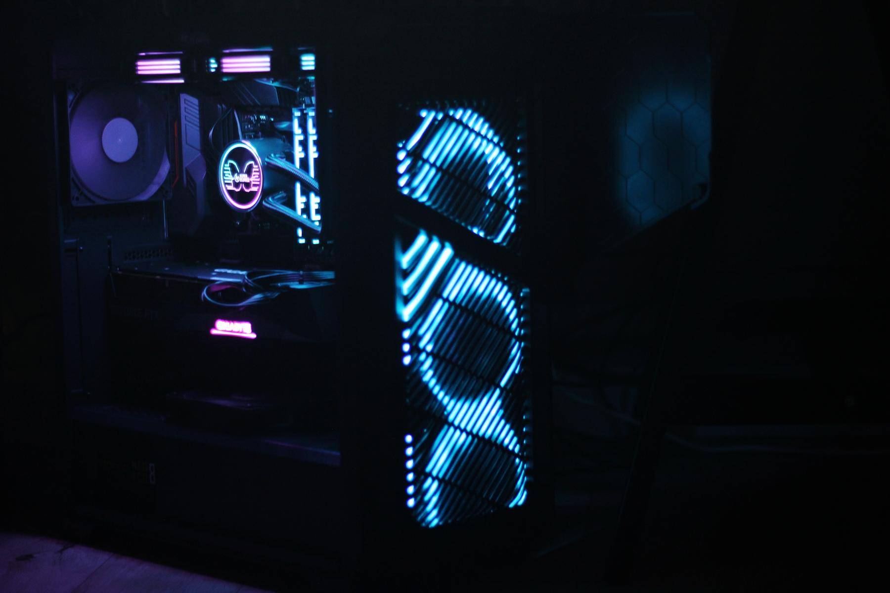 工欲善其事必先利其器，2021年初自媒体创作的专业向桌面配置